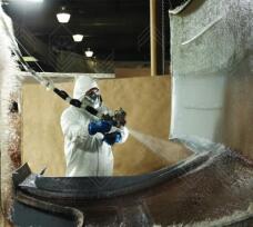 عکسی از کارگاه فایبرگلاس که مردی درحال کار است.