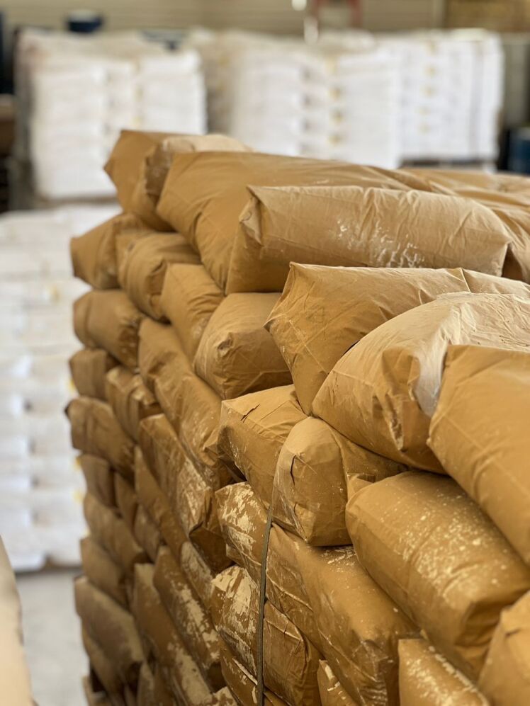 تصویر کیسه های 25کیلوگرمی پودر کربنات کلسیم مش 400 در انبار الو رزین