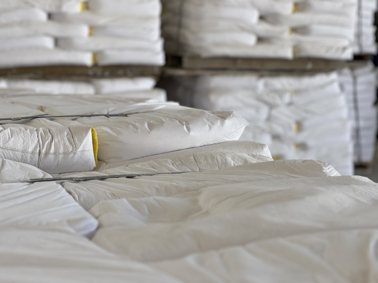 تصویر کیسه های پودر کربنات کلسیم در انبار الو رزین