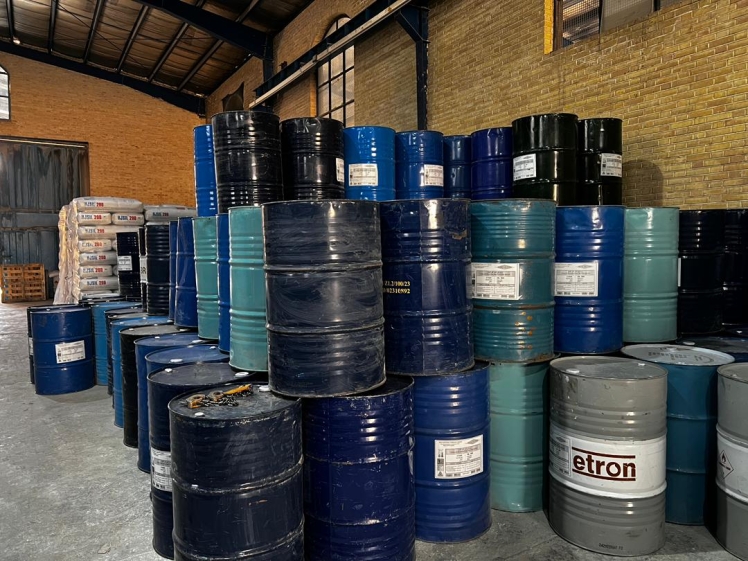 بشکه فلزی رزین چیست؟ راهنمای خرید رزین عمده برای تولیدکنندگان